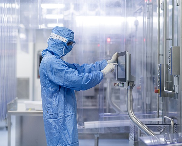 Wissenschaftlerin in einem Labor Wissenschaftlerin in einem Labor
